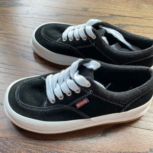 New unif “the phoebes” sneakers